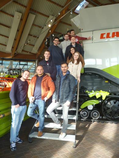 Studierende des Fachbereichs Maschinenbau und Verfahrenstechnik besuchten im Dezember 2016 die Firma Claas und bestaunten unter anderem die riesigen Mähdrescher, Feldhäcksler und Traktoren. Foto: Britta Zupfer 